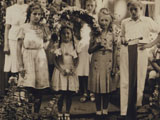 Kinderfest-K&ouml;nigin in Born auf dem Dar&szlig;
